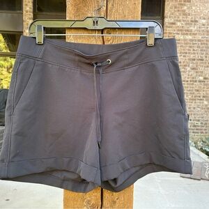 Athleta Black cuffed short